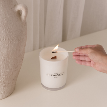 Hutwoods Tobacco Leaf & Amber Candle Large 100+ Hours Burn Time lifestyle image 3